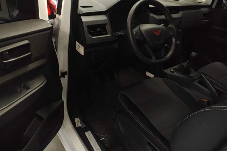 Used Wuling Hongguang PLUS 2020 1.5L Manual Standard Edition 5 Seats Interior 2