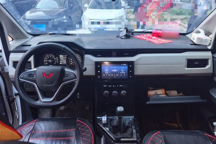 Used Wuling Hongguang PLUS 2020 1.5L Manual Comfort 7-Seater Interior 2
