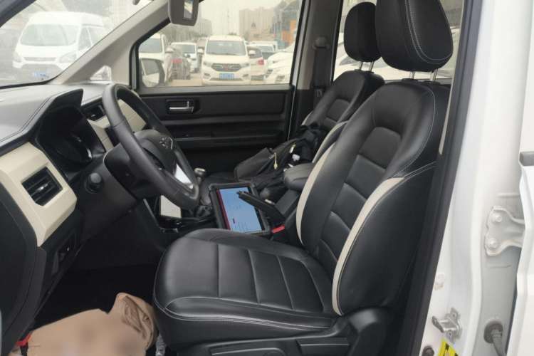 Used Wuling Hongguang PLUS 2020 1.5L Manual Comfort 7-Seater Interior 2