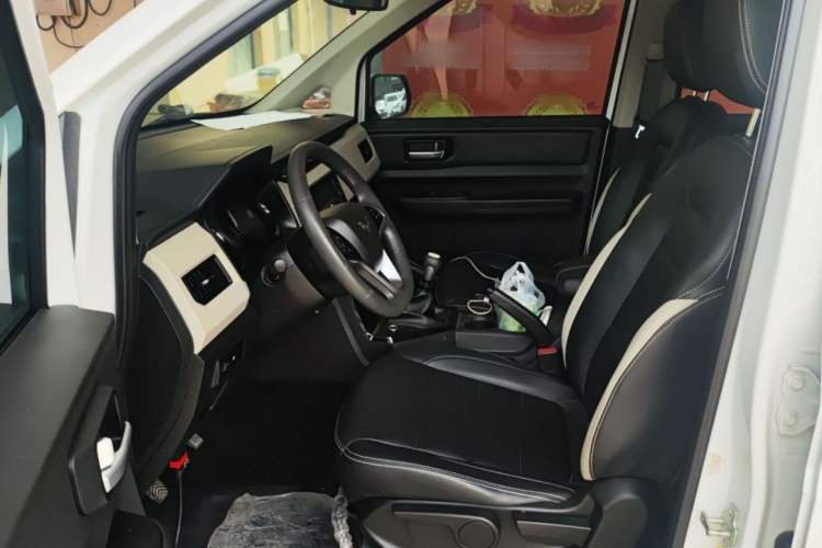 Used Wuling Hongguang PLUS 2020 1.5L Manual Comfort 7-Seater Interior 2