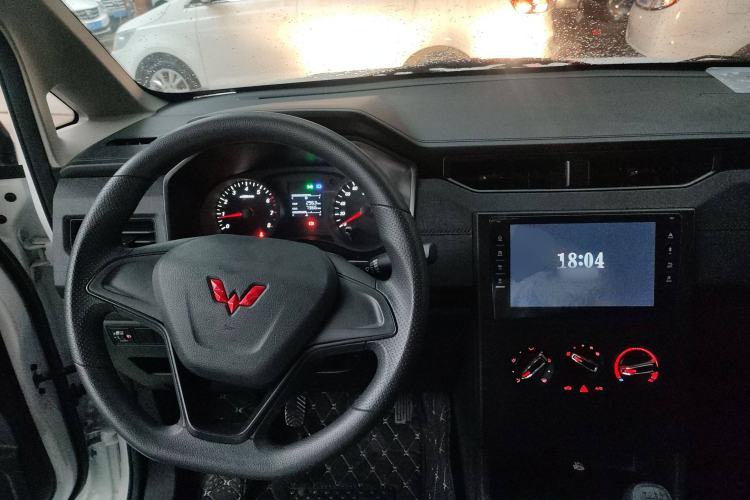 Used Wuling Hongguang PLUS 2020 1.5L Manual Standard Edition 5 Seats Interior 2