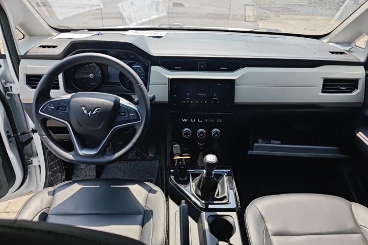Used Wuling Hongguang PLUS 2020 1.5L Manual Comfort 7-Seater Interior 3