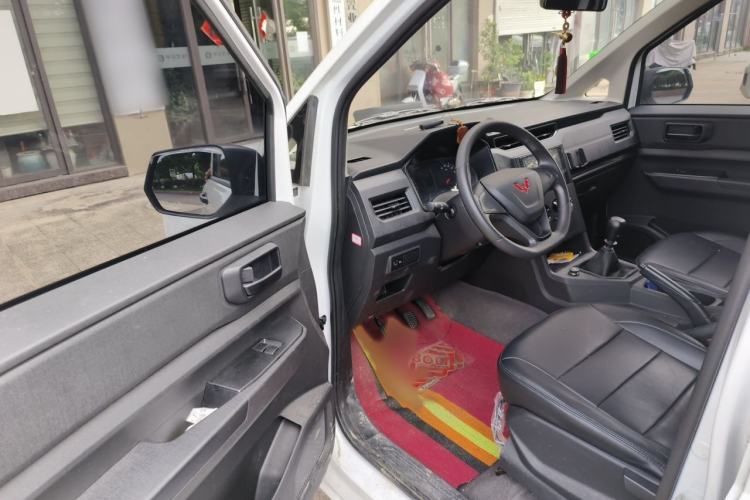 Used Wuling Hongguang PLUS 2020 1.5L Manual Standard Edition 5 Seats Interior 3