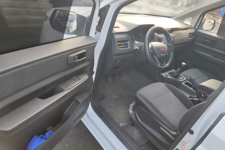 Used Wuling Hongguang PLUS 2020 1.5L Manual Standard Edition 7-Seater Interior 3