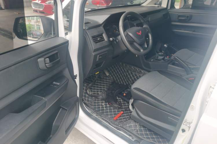Used Wuling Hongguang PLUS 2020 1.5L Manual Standard Edition 5 Seats Interior 3