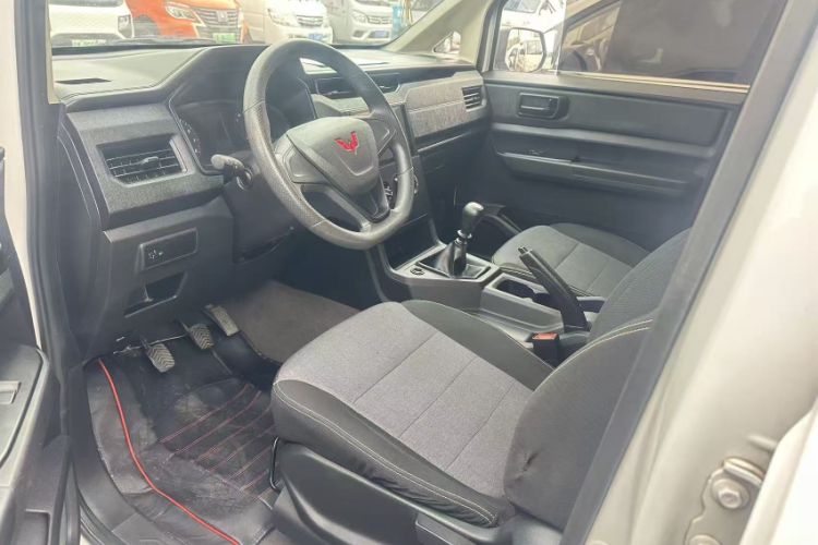 Used Wuling Hongguang PLUS 2020 1.5L Manual Standard Edition 5 Seats Interior 3