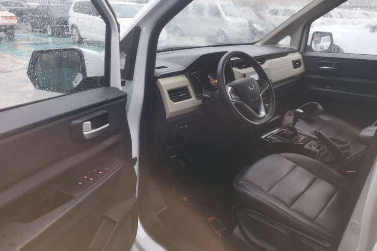 Used Wuling Hongguang PLUS 2020 1.5L Manual Comfort 7-Seater Interior 3