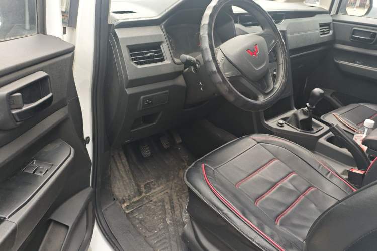 Used Wuling Hongguang PLUS 2020 1.5L Manual Standard Edition 5 Seats Interior 3