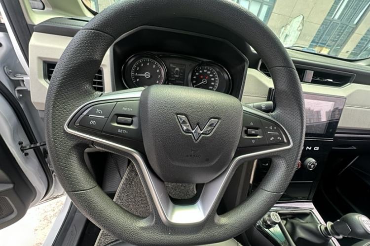Used Wuling Hongguang PLUS 2020 1.5T Manual Commercial Vehicle 7 Seats Interior 3