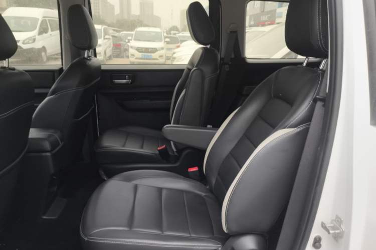 Used Wuling Hongguang PLUS 2020 1.5L Manual Comfort 7-Seater Interior 3