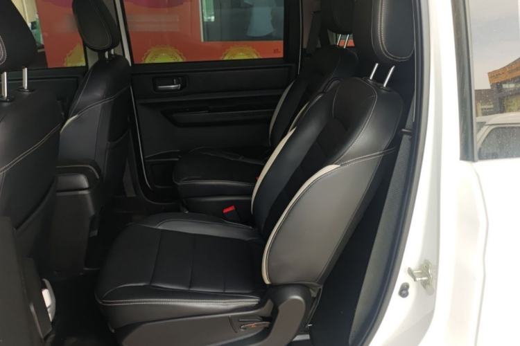 Used Wuling Hongguang PLUS 2020 1.5L Manual Comfort 7-Seater Interior 3