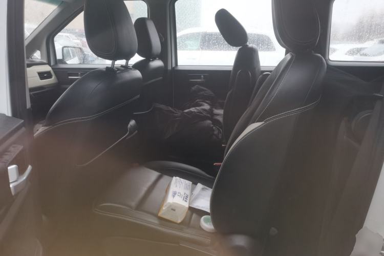 Used Wuling Hongguang PLUS 2020 1.5L Manual Comfort 7-Seater Interior 4