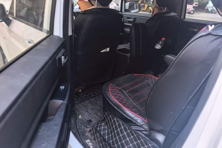 Used Wuling Hongguang PLUS 2020 1.5L Manual Comfort 7-Seater Interior 4