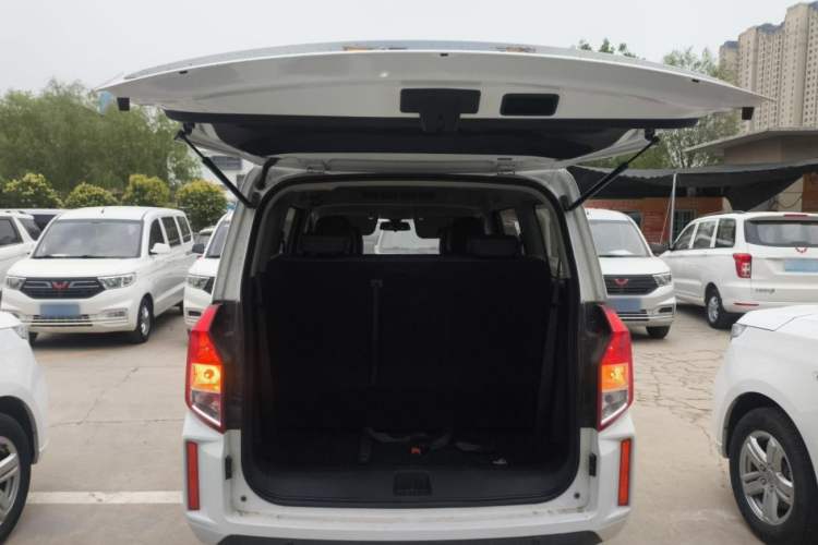 Used Wuling Hongguang PLUS 2020 1.5L Manual Comfort 7-Seater Interior 4