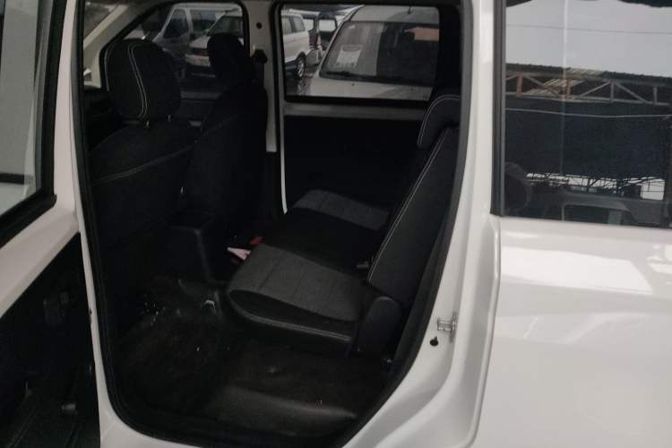 Used Wuling Hongguang PLUS 2020 1.5L Manual Standard Edition 5 Seats Interior 4