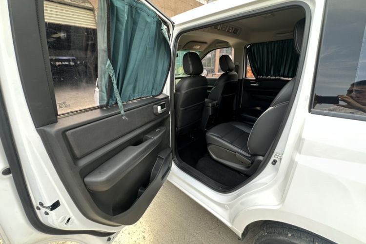 Used Wuling Hongguang PLUS 2020 1.5T Manual Commercial Vehicle 7 Seats Interior 8
