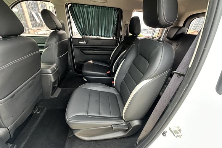 Used Wuling Hongguang PLUS 2020 1.5T Manual Commercial Vehicle 7 Seats Interior 9