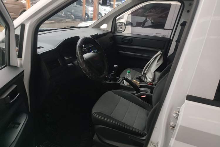 Used Wuling Hongguang PLUS 2020 1.5L Manual Standard Edition 5 Seats Left Front Seat