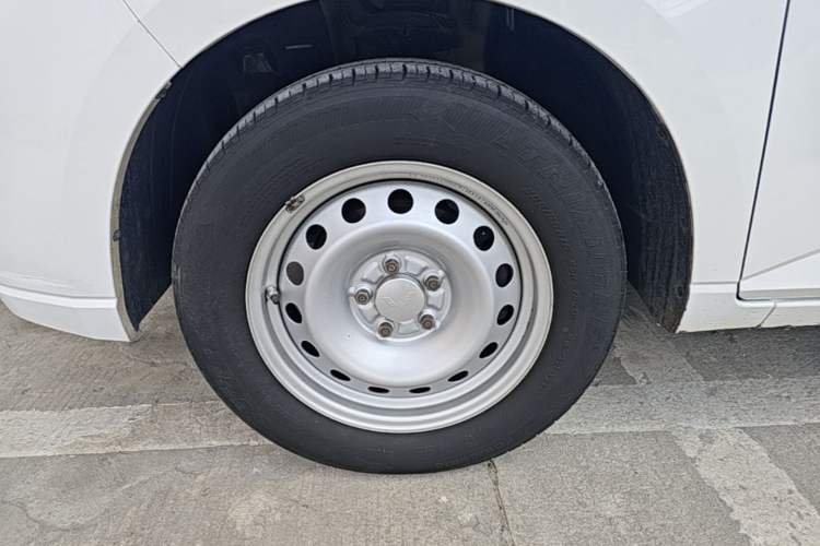 Used Wuling Hongguang PLUS 2020 1.5L Manual Standard Edition 5 Seats Left Front Wheel Hub