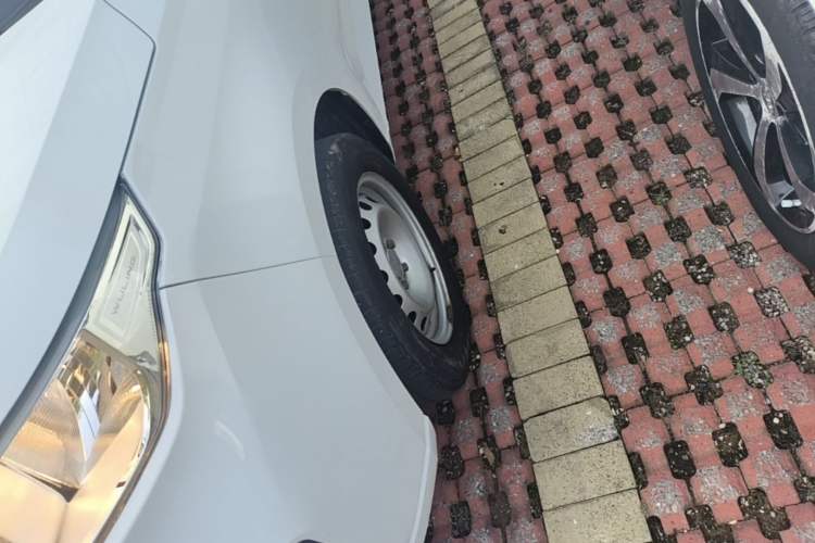 Used Wuling Hongguang PLUS 2020 1.5L Manual Standard Edition 5 Seats Left Front Wheel Hub
