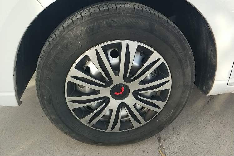 Used Wuling Hongguang PLUS 2020 1.5L Manual Standard Edition 7-Seater Left Front Wheel Hub