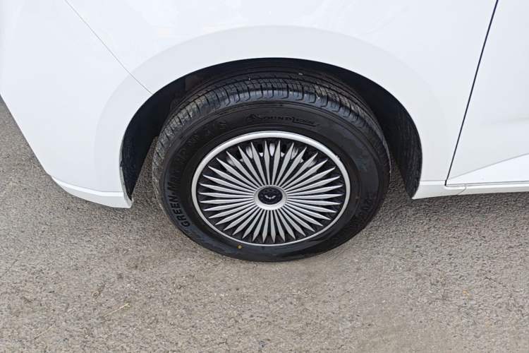 Used Wuling Hongguang PLUS 2020 1.5L Manual Standard Edition 5 Seats Left Front Wheel Hub