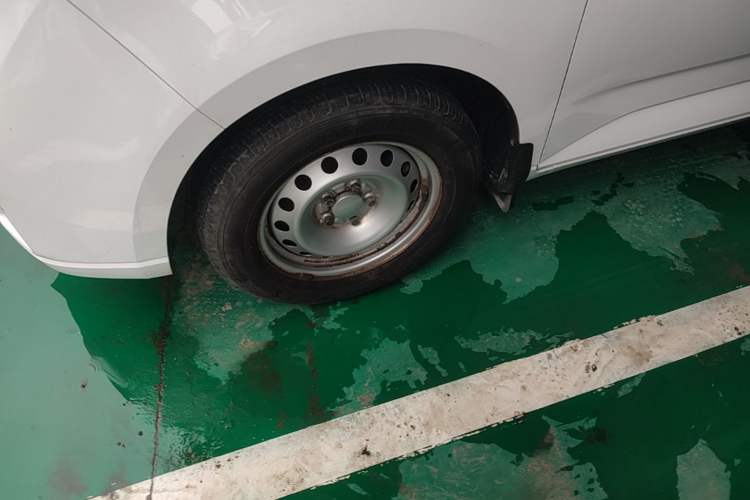 Used Wuling Hongguang PLUS 2020 1.5L Manual Standard Edition 5 Seats Left Front Wheel Hub