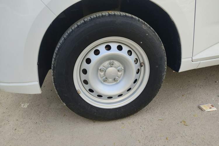 Used Wuling Hongguang PLUS 2020 1.5L Manual Standard Edition 5 Seats Left Front Wheel Hub