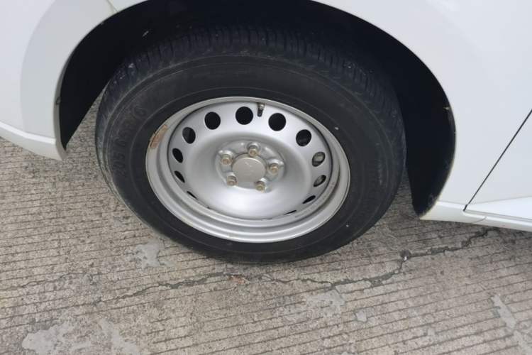 Used Wuling Hongguang PLUS 2020 1.5L Manual Standard Edition 5 Seats Left Front Wheel Hub