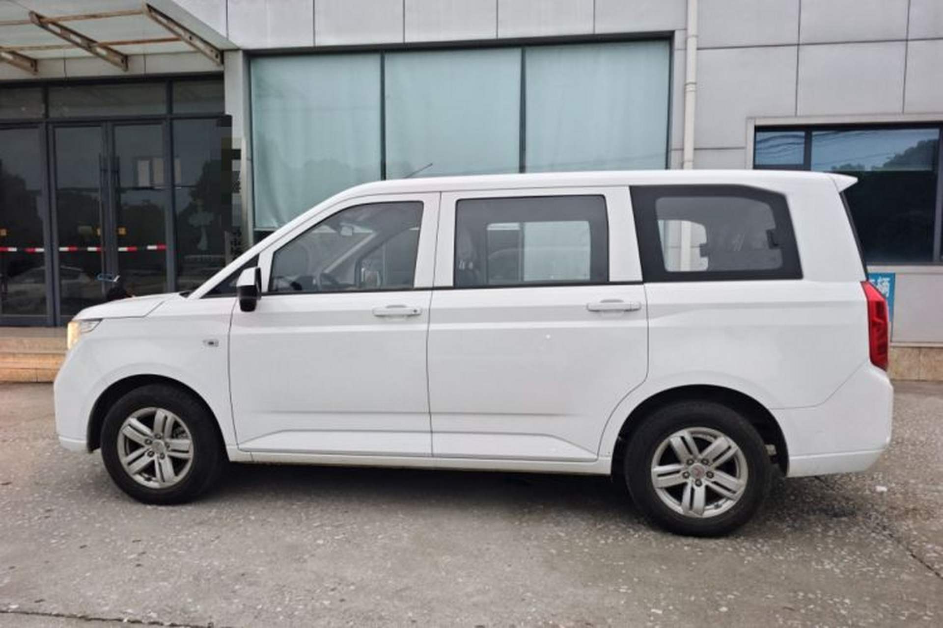 Used Wuling Hongguang PLUS 2020 1.5L Manual Comfort 7-Seater Left Side