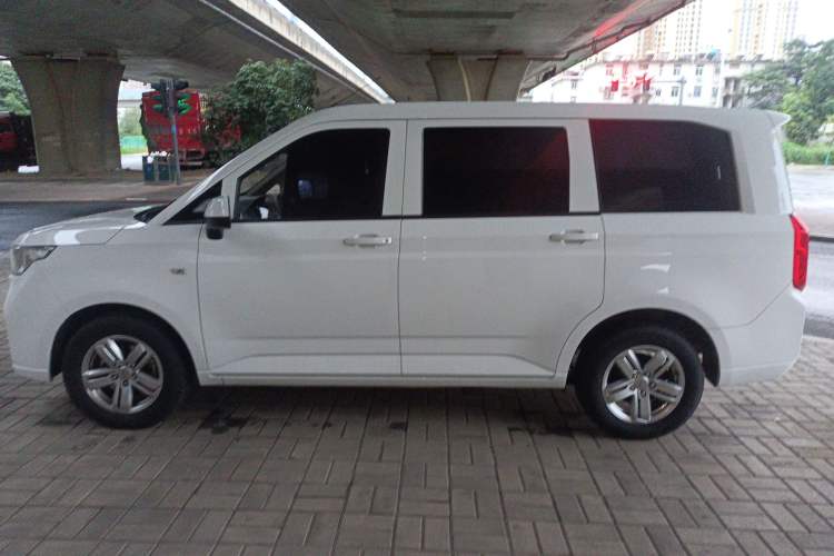 Used Wuling Hongguang PLUS 2020 1.5L Manual Comfort 7-Seater Left Side