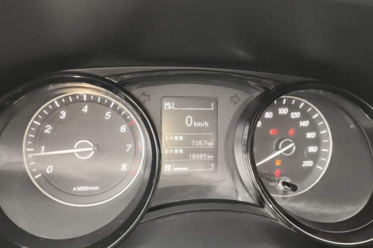 Used Wuling Hongguang PLUS 2020 1.5L Manual Comfort 7-Seater Odometer Close Up