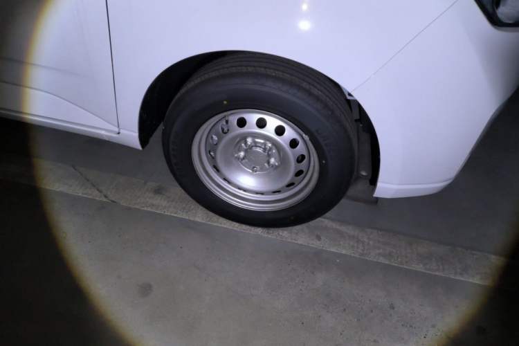 Used Wuling Hongguang PLUS 2020 1.5L Manual Standard Edition 5 Seats Right Front Wheel Hub