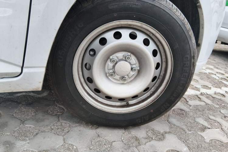 Used Wuling Hongguang PLUS 2020 1.5L Manual Standard Edition 5 Seats Right Front Wheel Hub