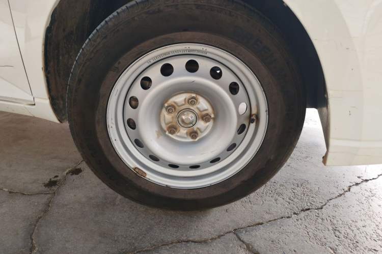 Used Wuling Hongguang PLUS 2020 1.5L Manual Standard Edition 5 Seats Right Front Wheel Hub