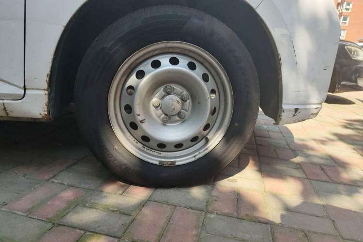 Used Wuling Hongguang PLUS 2020 1.5L Manual Standard Edition 7-Seater Right Front Wheel Hub