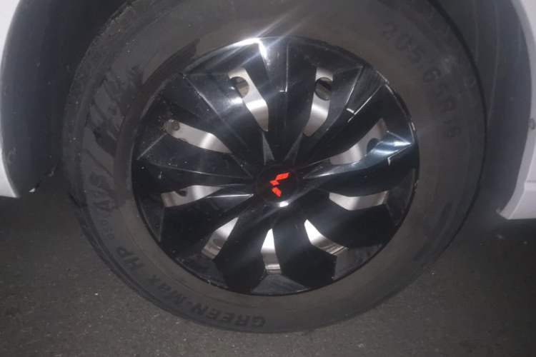 Used Wuling Hongguang PLUS 2020 1.5L Manual Standard Edition 5 Seats Right Front Wheel Hub