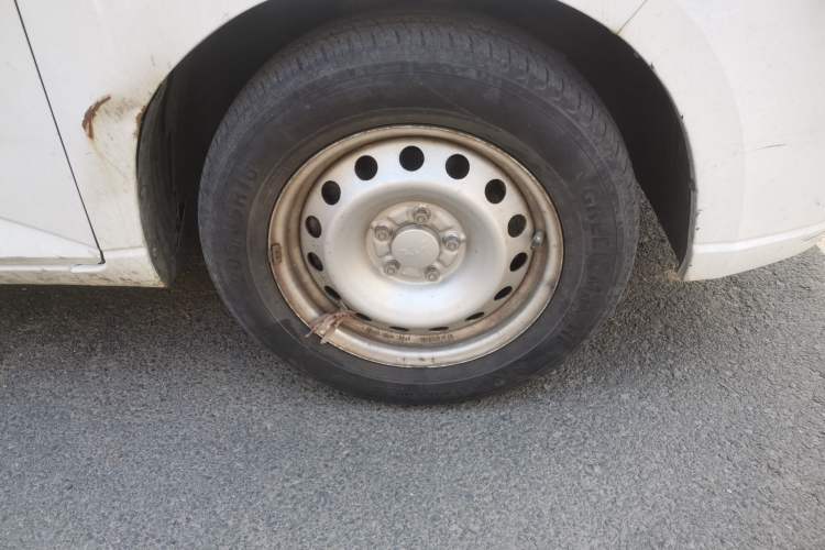 Used Wuling Hongguang PLUS 2020 1.5L Manual Standard Edition 5 Seats Right Front Wheel Hub