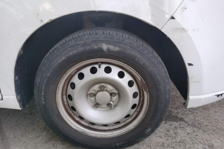 Used Wuling Hongguang PLUS 2020 1.5L Manual Standard Edition 5 Seats Right Front Wheel Hub