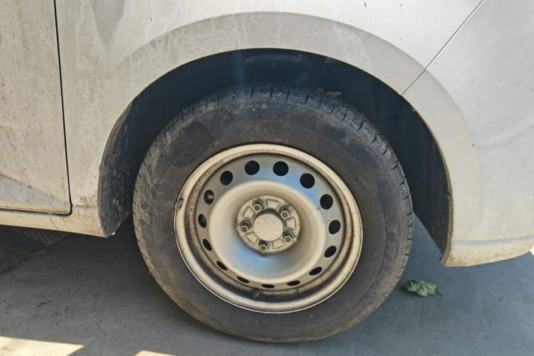 Used Wuling Hongguang PLUS 2020 1.5L Manual Standard Edition 5 Seats Right Front Wheel Hub