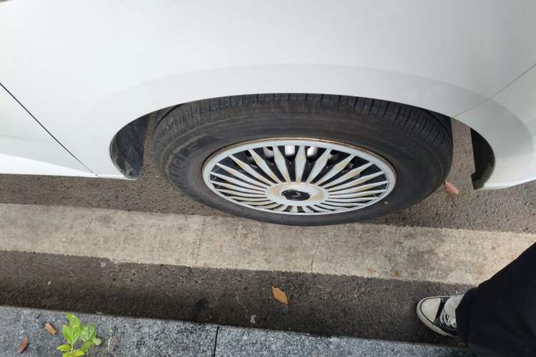 Used Wuling Hongguang PLUS 2020 1.5L Manual Standard Edition 5 Seats Right Front Wheel Hub