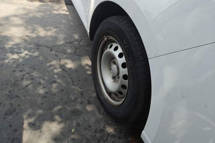 Used Wuling Hongguang PLUS 2020 1.5L Manual Standard Edition 5 Seats Right Front Wheel Hub