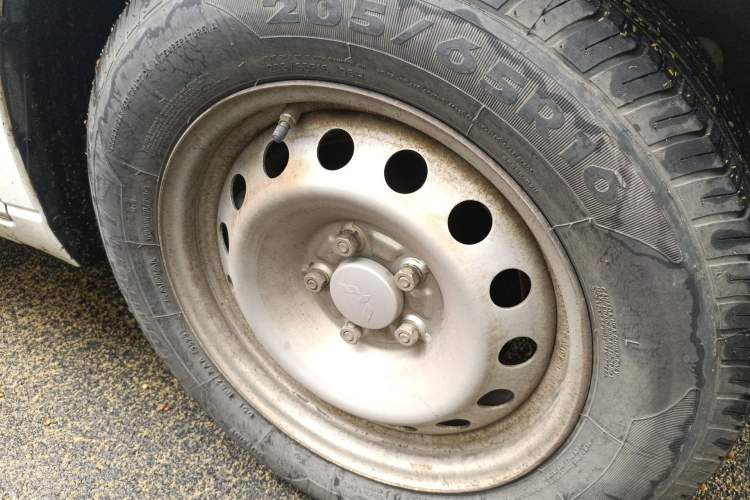 Used Wuling Hongguang PLUS 2020 1.5L Manual Standard Edition 7-Seater Right Front Wheel Hub