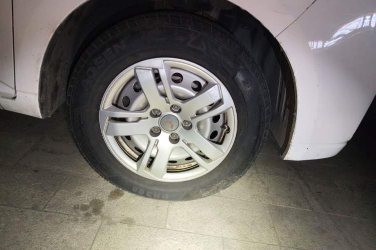 Used Wuling Hongguang PLUS 2020 1.5L Manual Standard Edition 5 Seats Right Front Wheel Hub