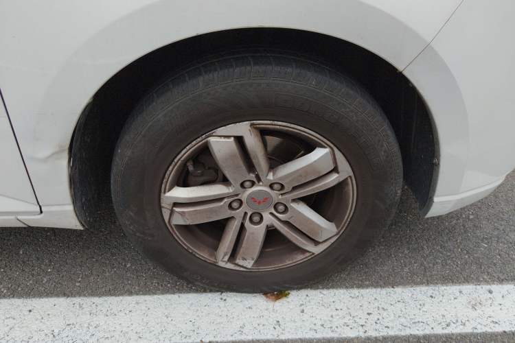 Used Wuling Hongguang PLUS 2020 1.5L Manual Standard Edition 5 Seats Right Front Wheel Hub