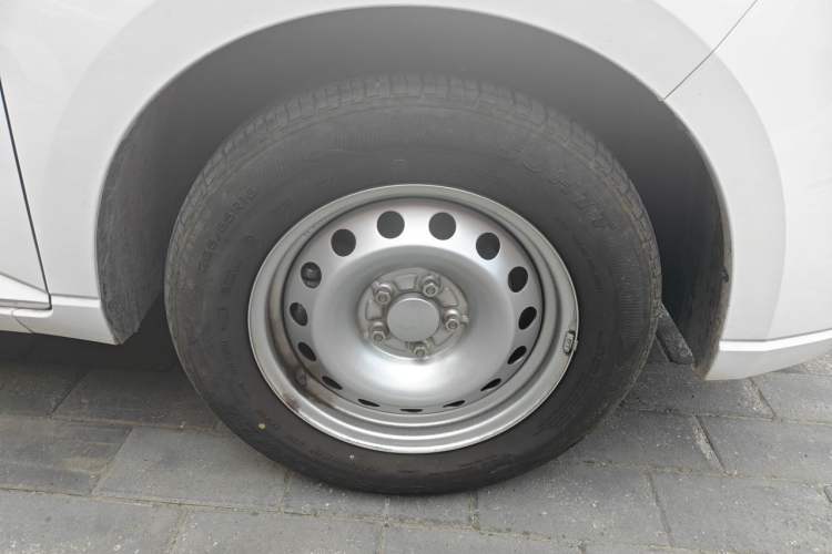 Used Wuling Hongguang PLUS 2020 1.5L Manual Standard Edition 5 Seats Right Front Wheel Hub