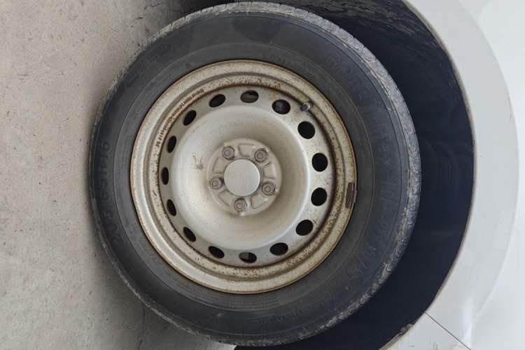 Used Wuling Hongguang PLUS 2020 1.5L Manual Standard Edition 5 Seats Right Front Wheel Hub