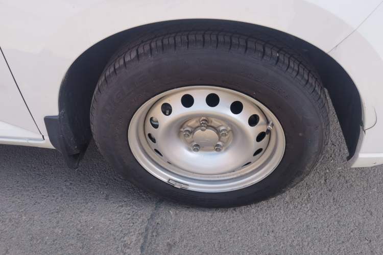 Used Wuling Hongguang PLUS 2020 1.5L Manual Standard Edition 5 Seats Right Front Wheel Hub