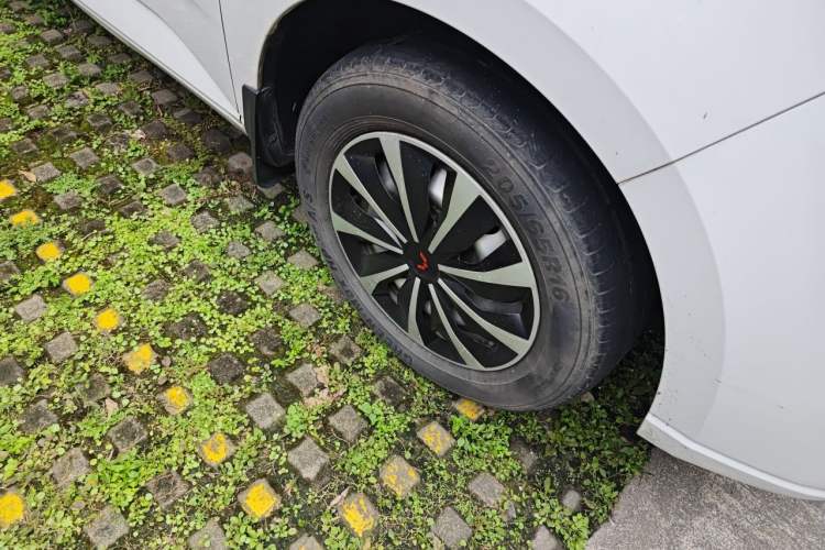 Used Wuling Hongguang PLUS 2020 1.5L Manual Standard Edition 5 Seats Right Front Wheel Hub