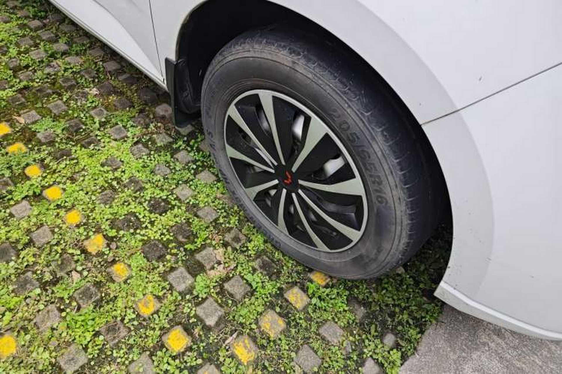 Used Wuling Hongguang PLUS 2020 1.5L Manual Standard Edition 5 Seats Right Front Wheel Hub